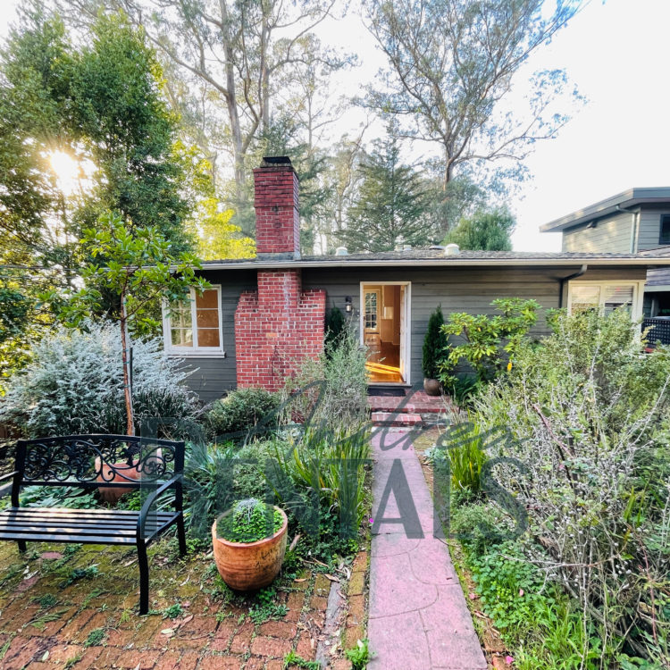 Pretty mid-century 2br/1ba bungalow with vintage touches and enchanting front and back yard available December 15th!