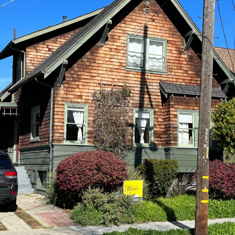 Perfect 2++ beds/ 2 bath Brown-Shingle Craftsman in the Heart of Rockridge, Available NOW!